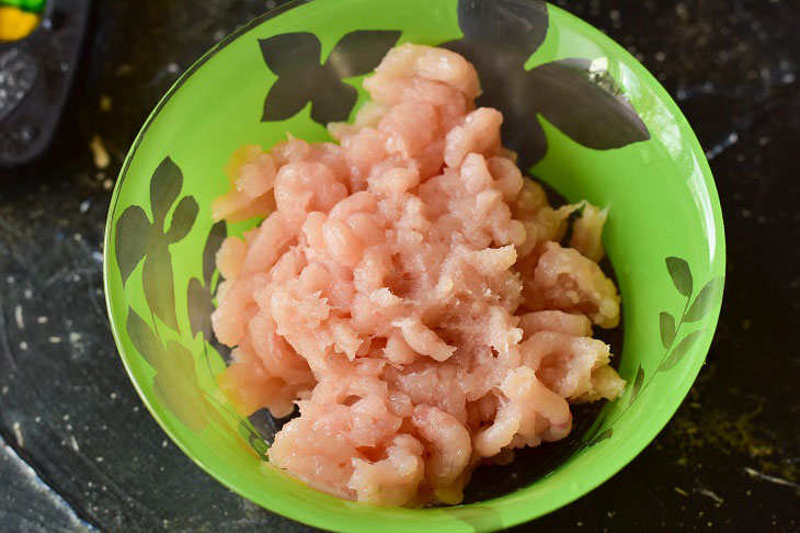 Minced meat under a fur coat in a pan - hearty and tasty