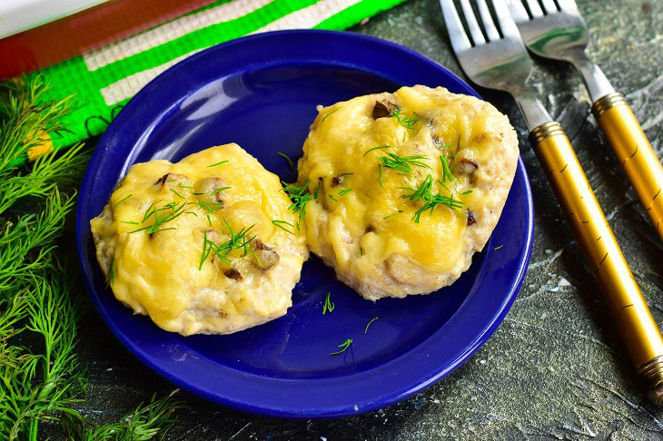 Meat tarts with mushrooms and cheese - festive and appetizing