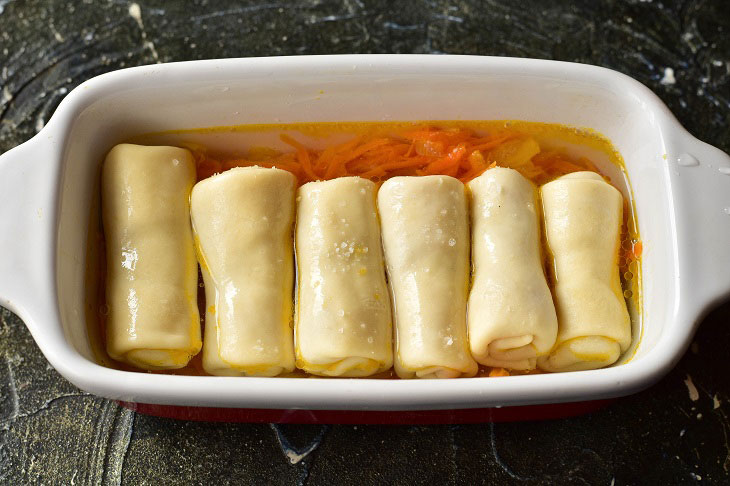 Pelmeni dough rolls with minced meat in the oven - tender and juicy