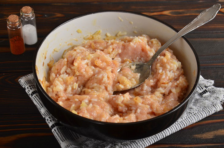 Bell peppers stuffed with minced chicken - a great dish at any time of the year