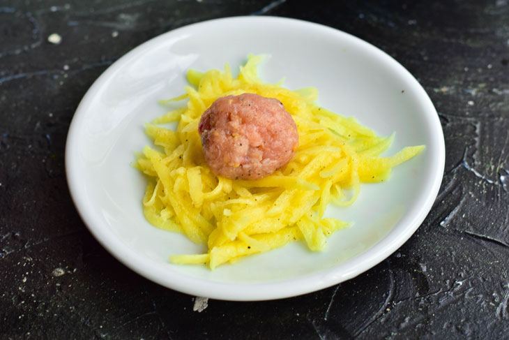 Sorcerers from potatoes and minced meat - very appetizing and satisfying