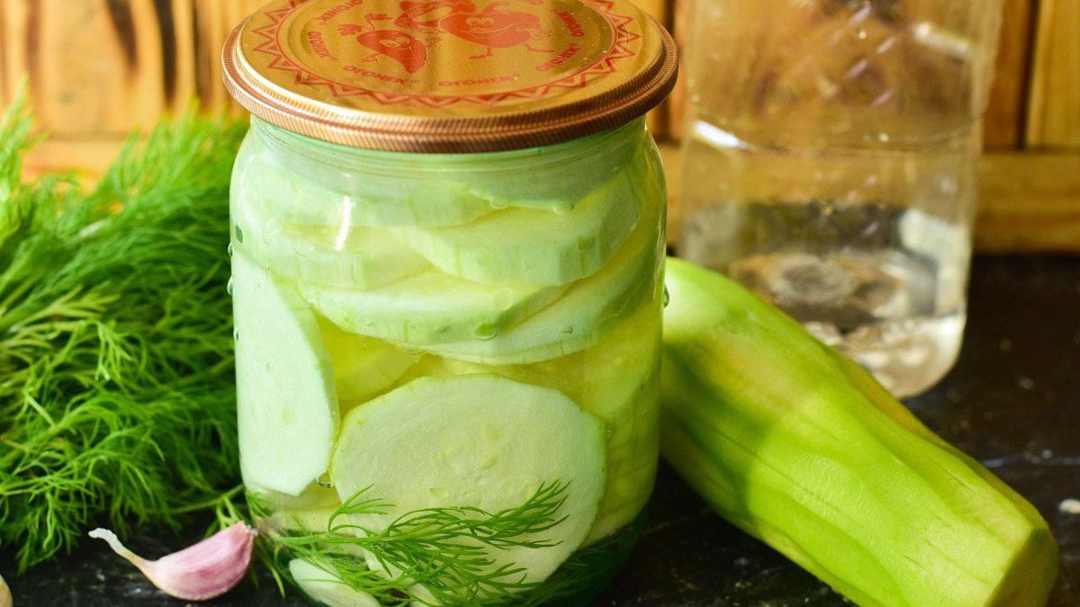 Pickled zucchini with garlic for the winter – crispy and fragrant