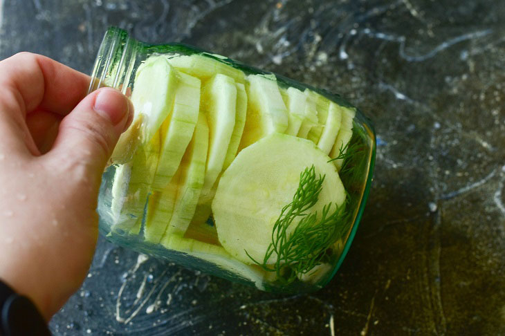 Pickled zucchini with garlic for the winter - crispy and fragrant