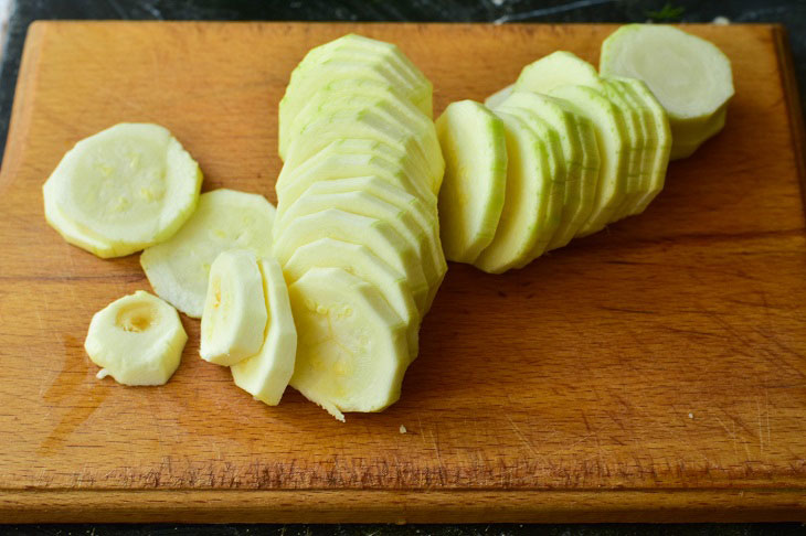 Pickled zucchini with garlic for the winter - crispy and fragrant