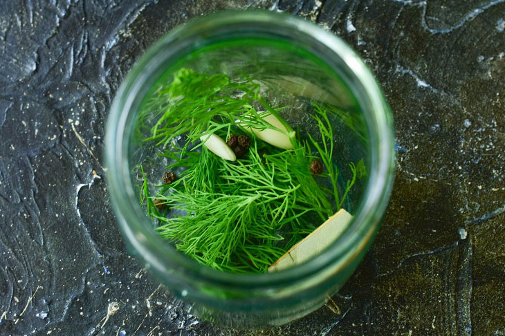 Pickled zucchini with garlic for the winter - crispy and fragrant