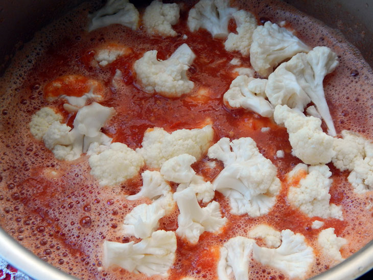 Cauliflower in tomato is a great snack at any time of the year