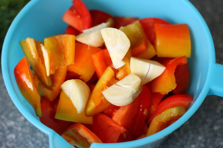 Tomato sauce from tomatoes and sweet peppers - freezing for the winter