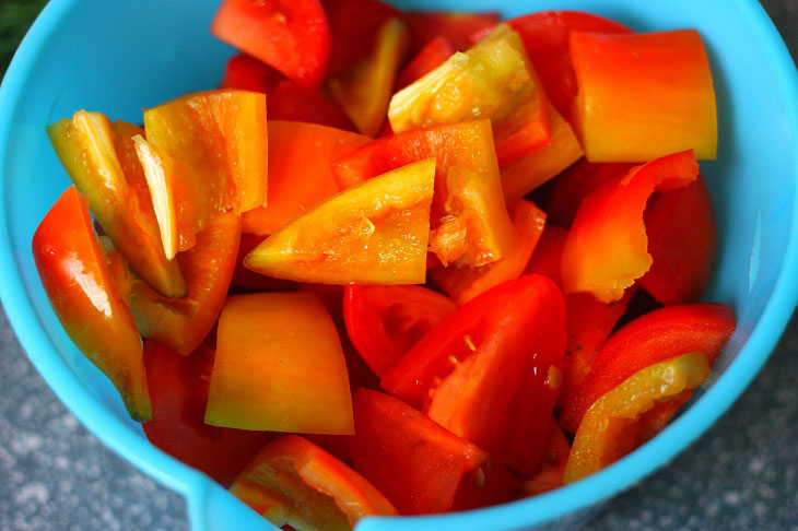 Tomato sauce from tomatoes and sweet peppers - freezing for the winter