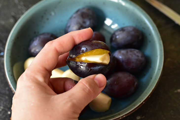 Plum with garlic for the winter - unusual, but very tasty
