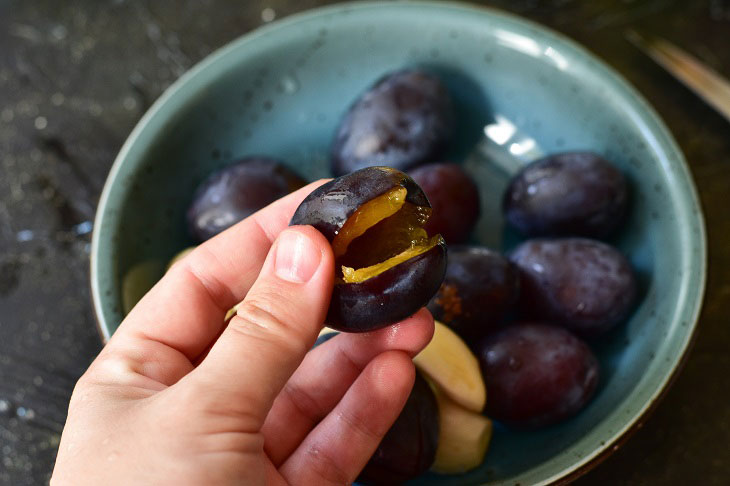 Plum with garlic for the winter - unusual, but very tasty