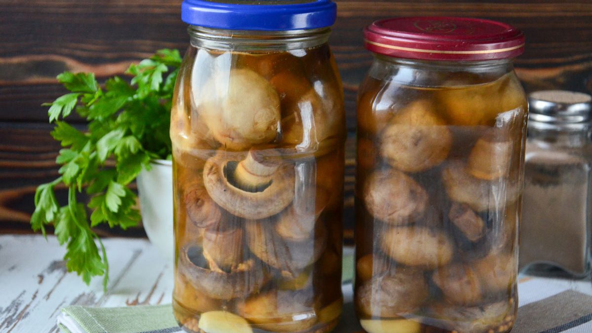 Whole champignons marinated for the winter – impossible to break away