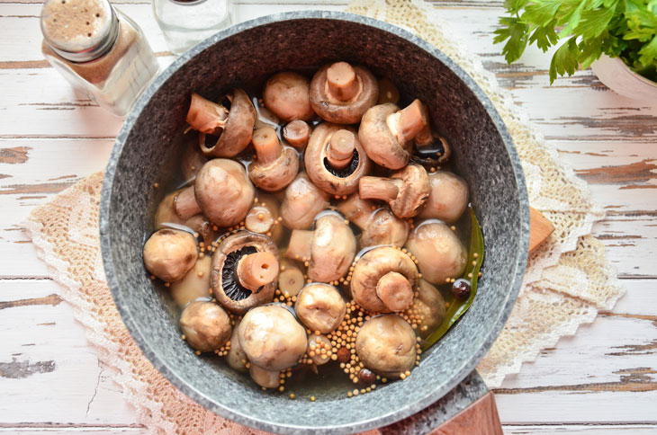 Whole champignons marinated for the winter - impossible to break away