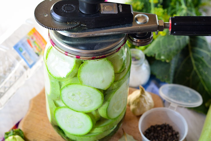 Crispy zucchini for the winter - a surprisingly tasty snack