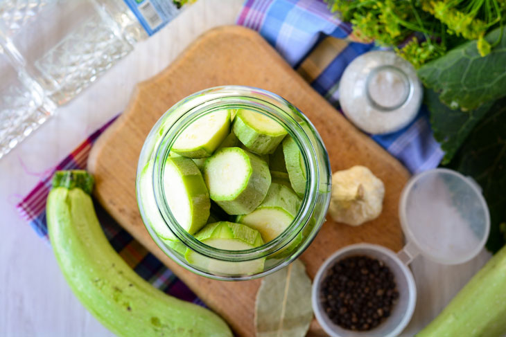 Crispy zucchini for the winter - a surprisingly tasty snack