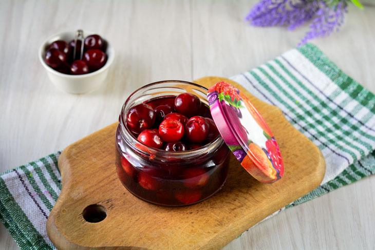 Cherries in their own juice - a tasty and healthy preparation for the winter