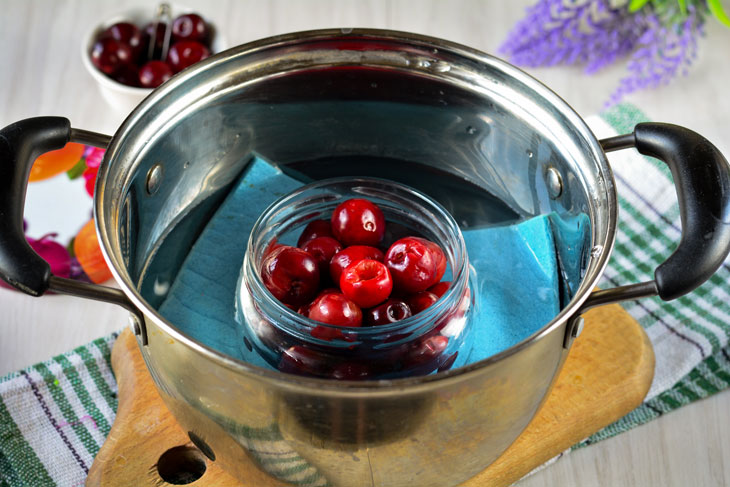 Cherries in their own juice - a tasty and healthy preparation for the winter