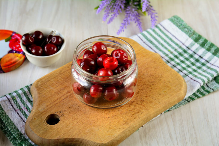 Cherries in their own juice - a tasty and healthy preparation for the winter