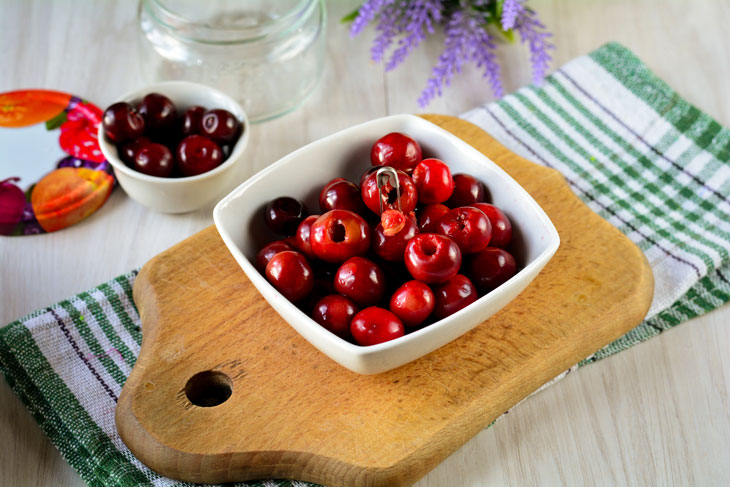 Cherries in their own juice - a tasty and healthy preparation for the winter