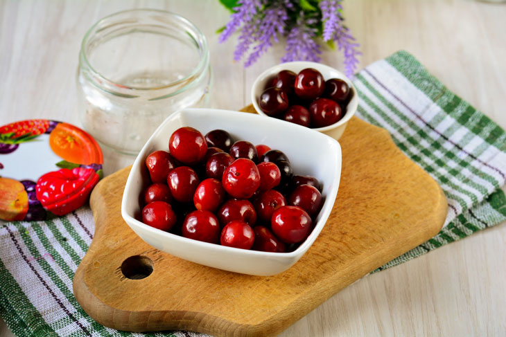 Cherries in their own juice - a tasty and healthy preparation for the winter