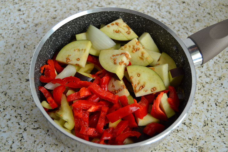 Eggplant stew with sweet pepper for the winter without sterilization