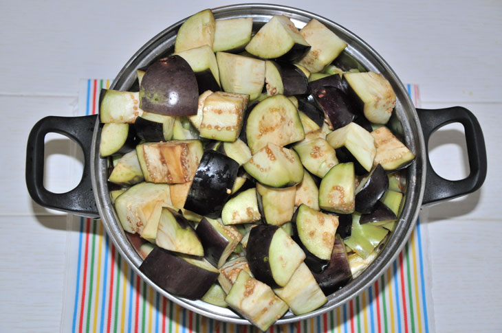 Eggplant and cucumber salad for the winter is a great option for a delicious preparation