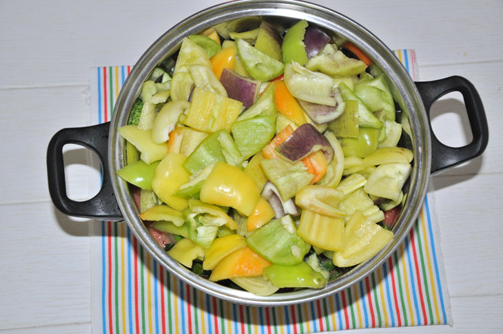 Eggplant and cucumber salad for the winter is a great option for a delicious preparation