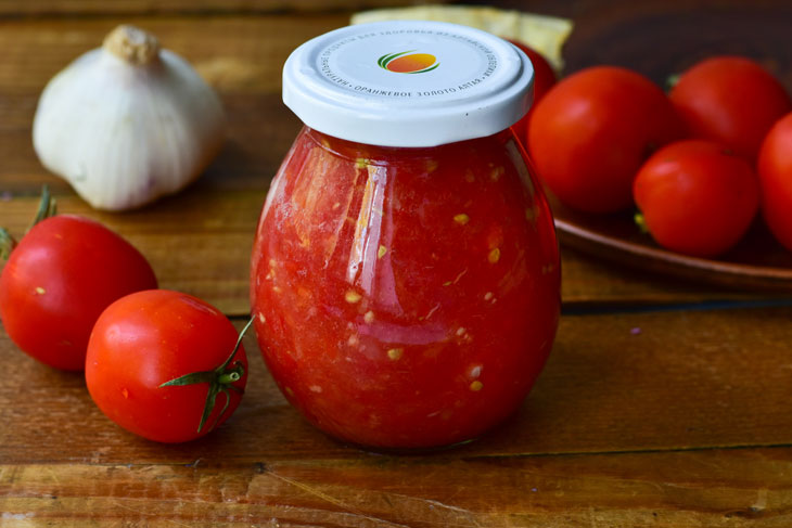 Adjika from tomatoes and horseradish - such a seasoning should be on every table