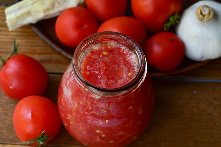 Adjika from tomatoes and horseradish - such a seasoning should be on every table