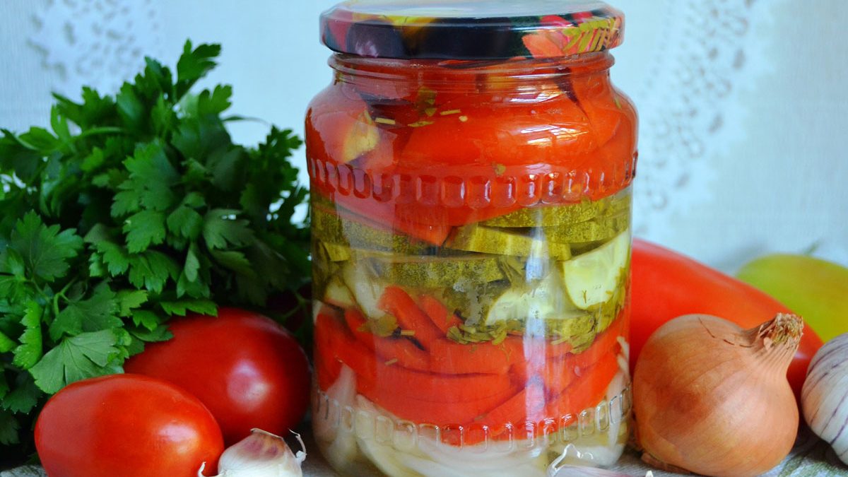 Layered salad of summer vegetables for the winter – an amazing preparation in taste and beauty