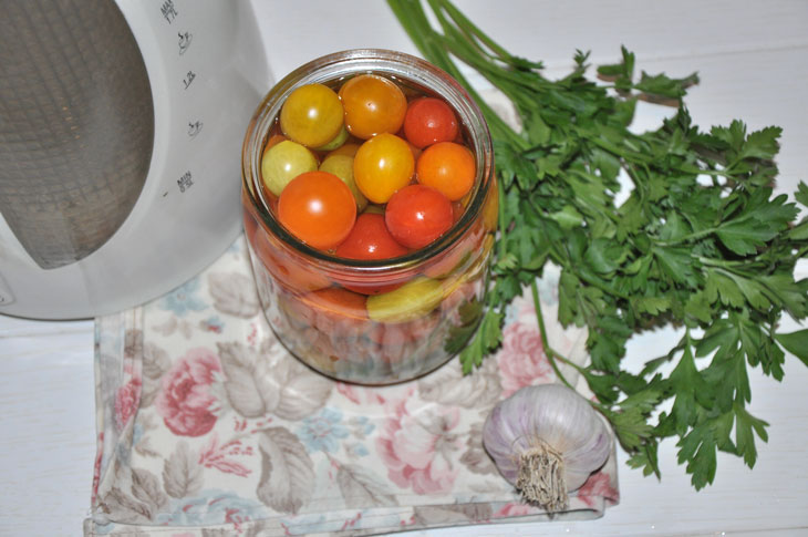 Fragrant cherry tomatoes - such preservation instantly scatters from the table