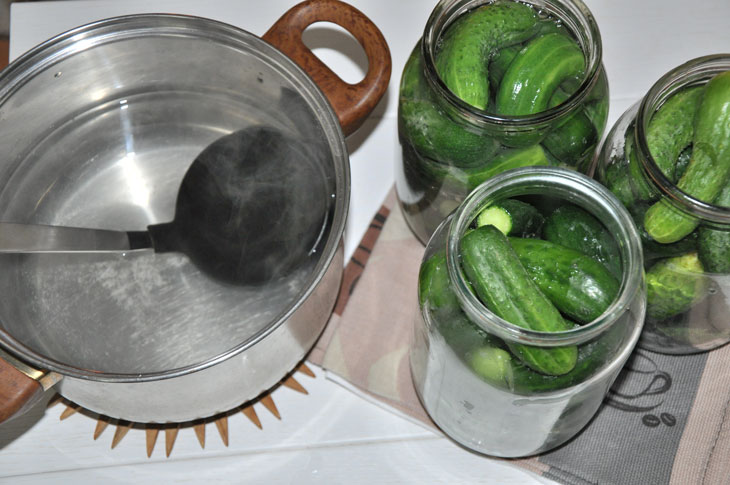 Crispy cucumbers with sterilization - a recipe proven over the years