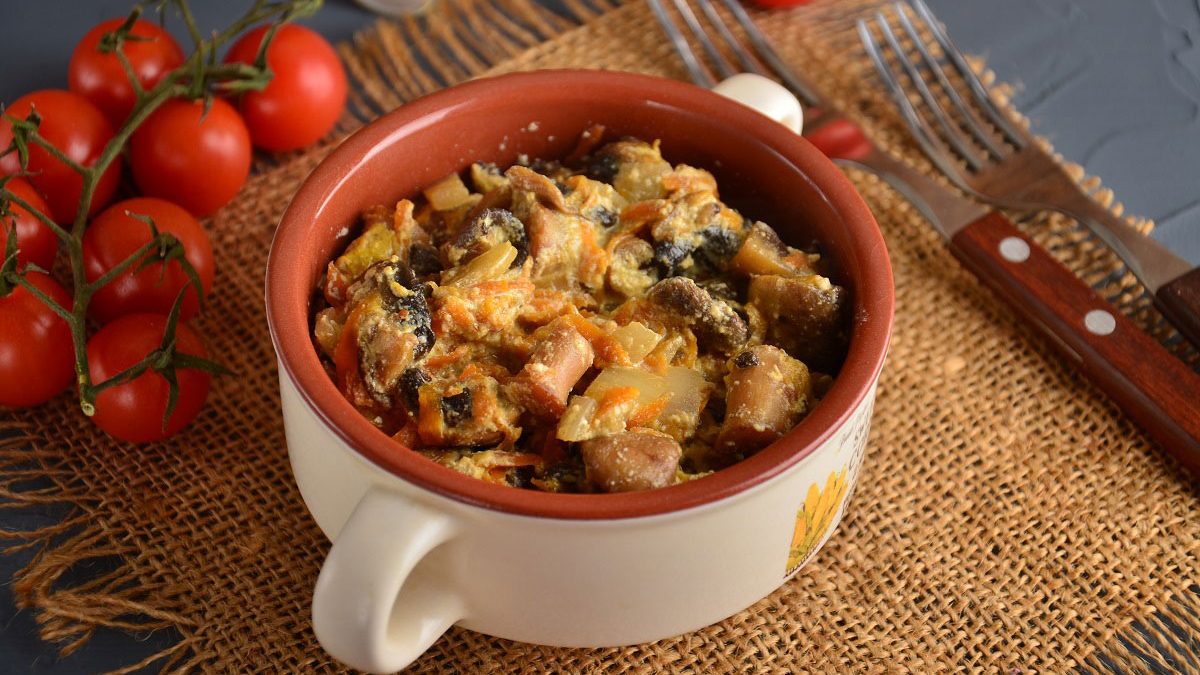 Mushrooms in sour cream in a pan – fragrant, tender and tasty