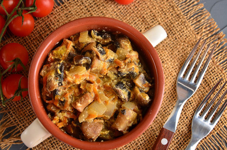 Mushrooms in sour cream in a pan - fragrant, tender and tasty