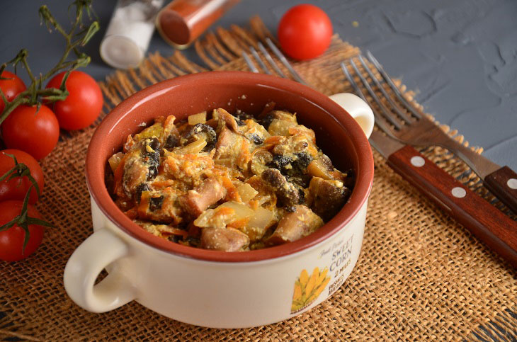 Mushrooms in sour cream in a pan - fragrant, tender and tasty