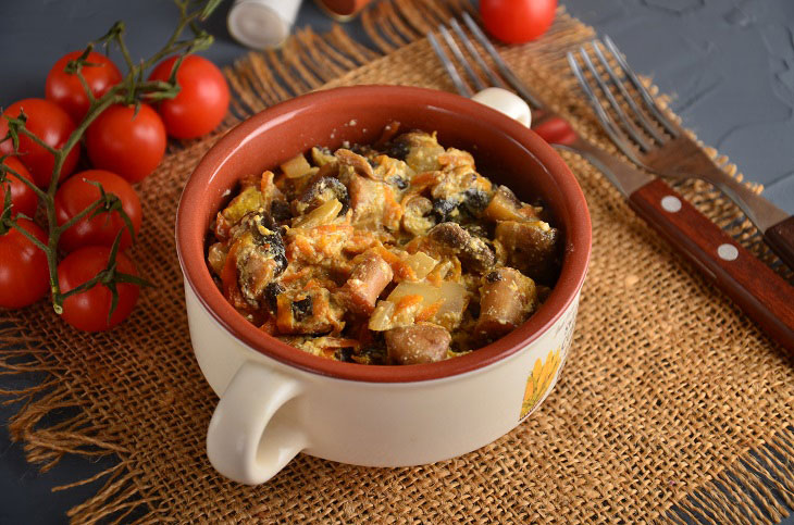 Mushrooms in sour cream in a pan - fragrant, tender and tasty