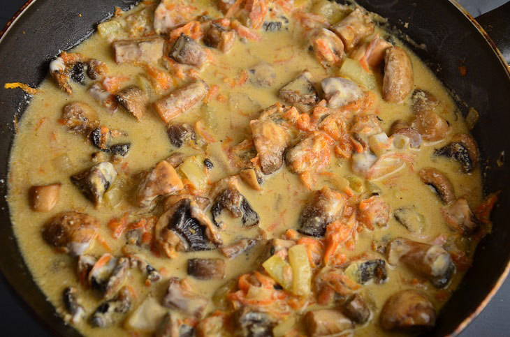 Mushrooms in sour cream in a pan - fragrant, tender and tasty