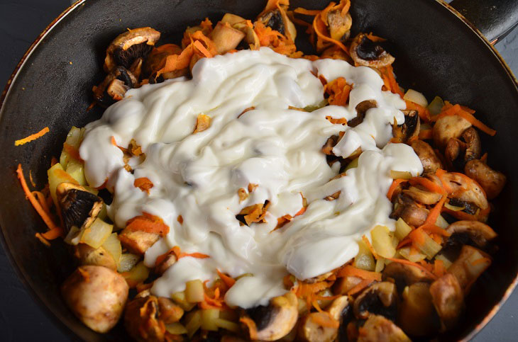 Mushrooms in sour cream in a pan - fragrant, tender and tasty