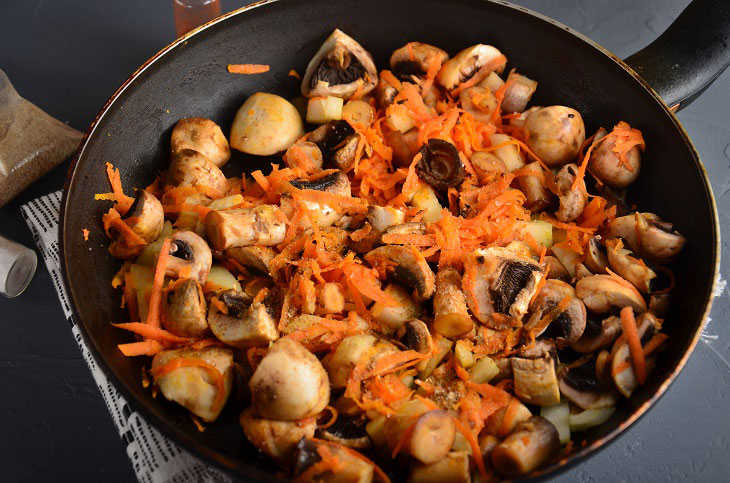 Mushrooms in sour cream in a pan - fragrant, tender and tasty