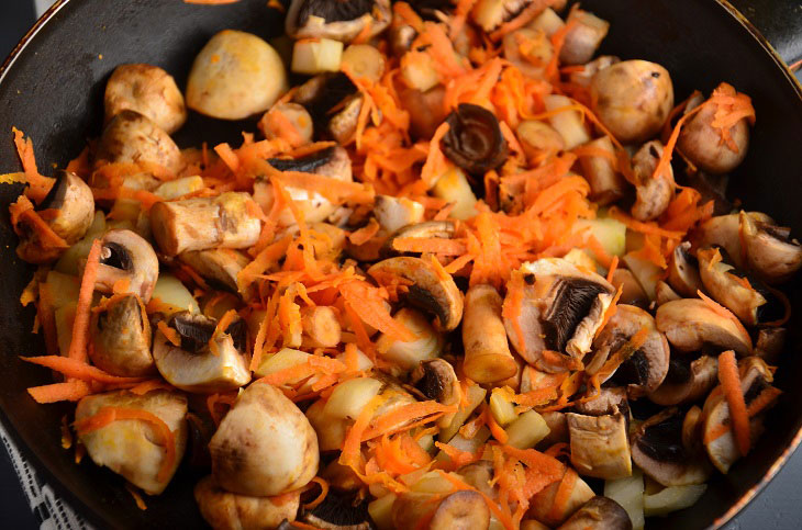 Mushrooms in sour cream in a pan - fragrant, tender and tasty