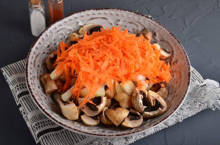 Mushrooms in sour cream in a pan - fragrant, tender and tasty