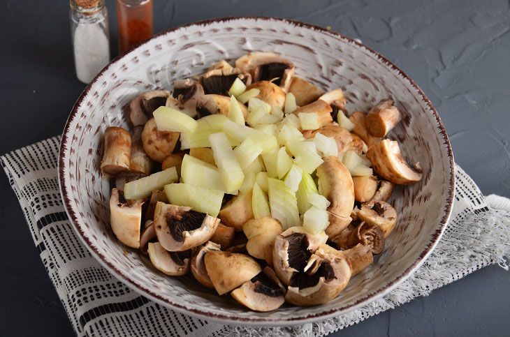 Mushrooms in sour cream in a pan - fragrant, tender and tasty