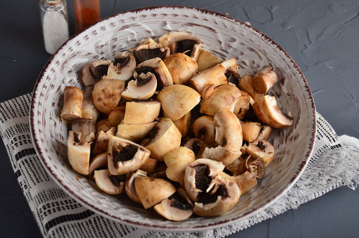 Mushrooms in sour cream in a pan - fragrant, tender and tasty