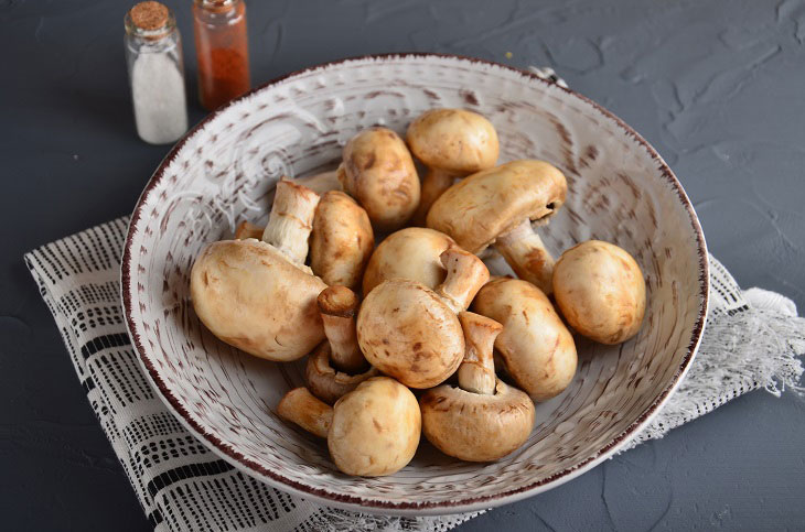 Mushrooms in sour cream in a pan - fragrant, tender and tasty