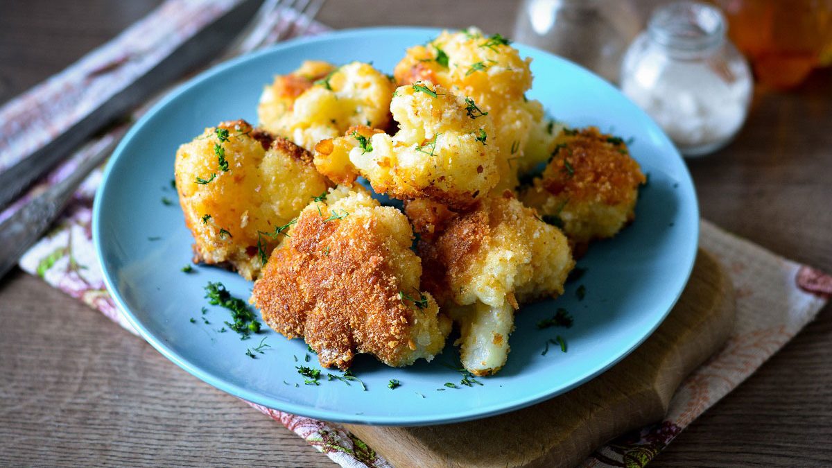 Cauliflower fried in breadcrumbs – healthy and tasty