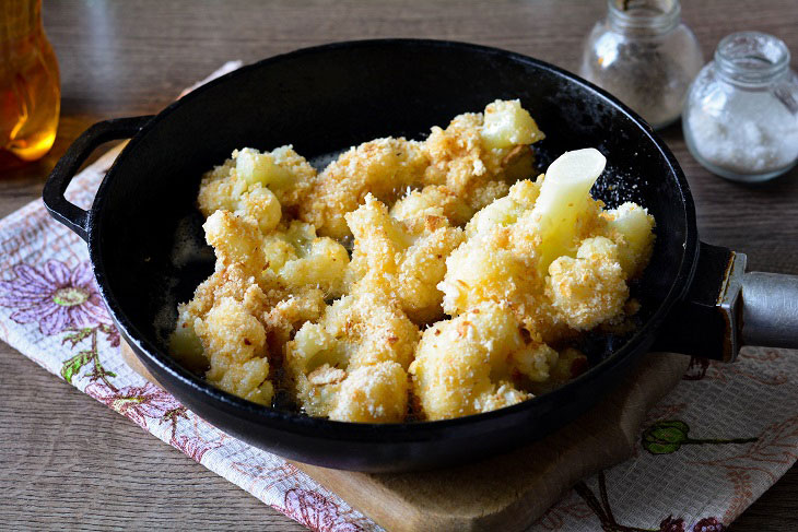 Cauliflower fried in breadcrumbs - healthy and tasty