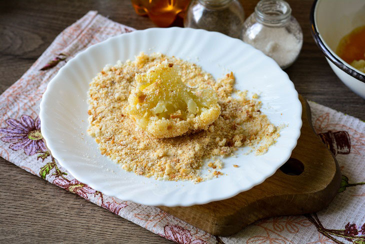 Cauliflower fried in breadcrumbs - healthy and tasty