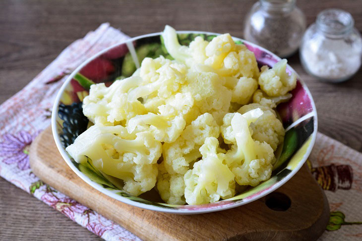 Cauliflower fried in breadcrumbs - healthy and tasty