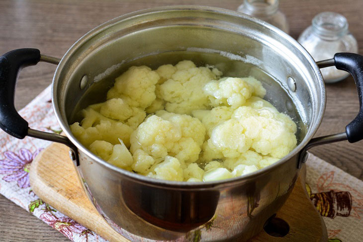 Cauliflower fried in breadcrumbs - healthy and tasty