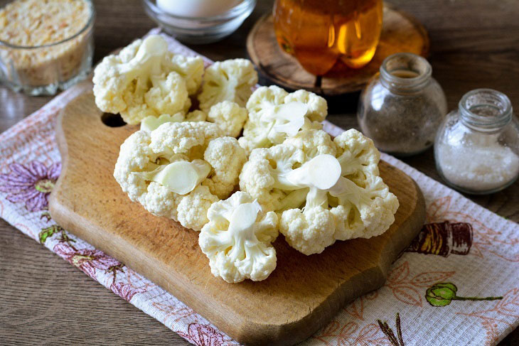 Cauliflower fried in breadcrumbs - healthy and tasty