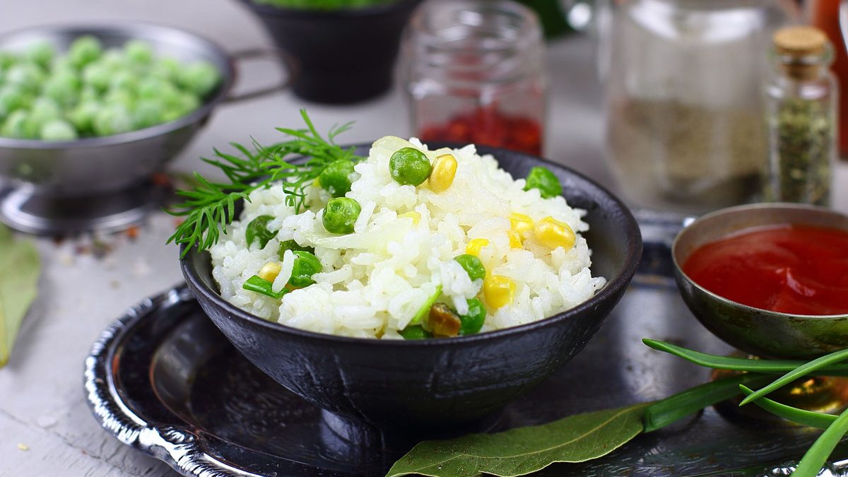 Rice with corn and green peas – a delicious side dish made from inexpensive ingredients